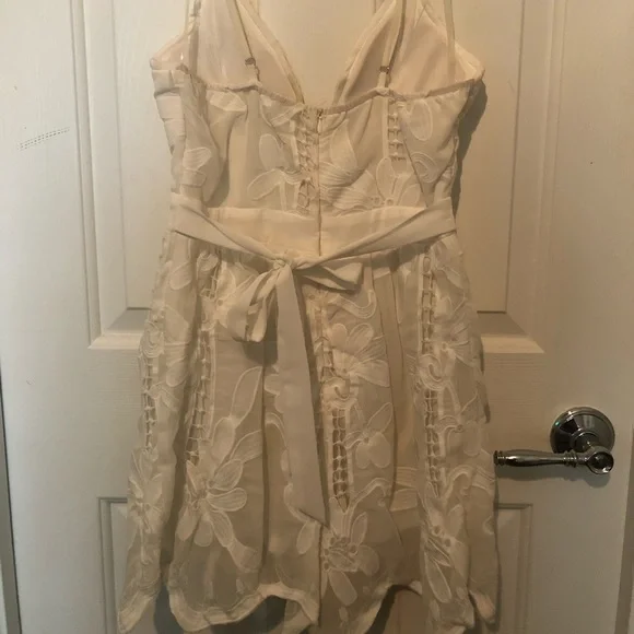 Charlotte Russe White Deep V-Neck Floral Romper - Picture 7 of 8